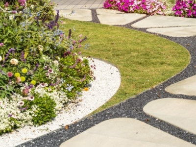 Ścieżka z kamieni - jak ją ułożyć i udekorować?